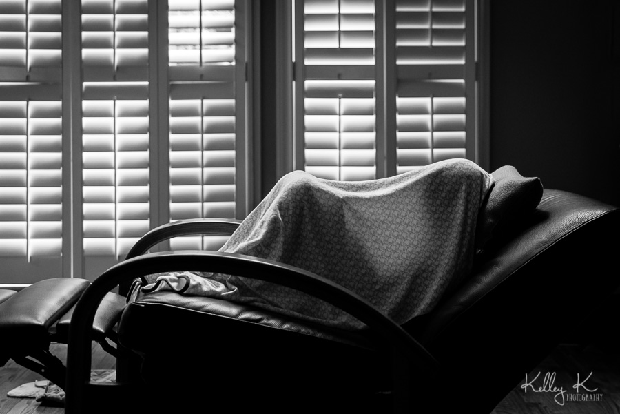 Girl-reading-under-blanket-KelleyKPhotography-SmyrnaGA